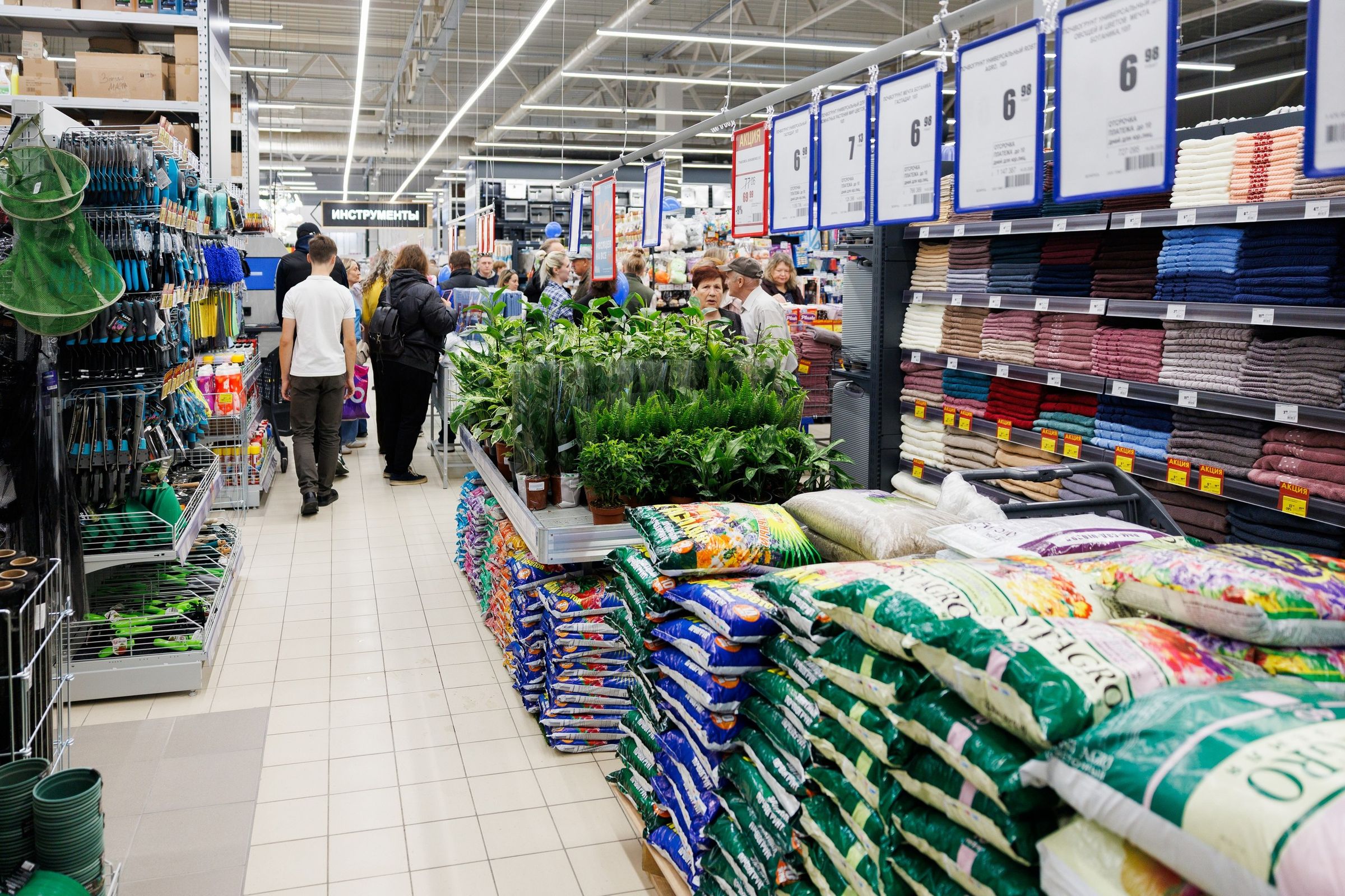 Нашумевшие туи за 8,99 и кресла за 39,9. На распродаже в ОМА отдают товары по суперценам